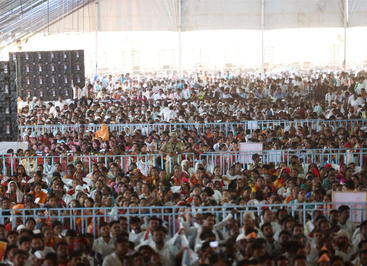 Modi is on a mission to develop India. To fulfil this resolve, I have come to ask for your blessings.

PM Shri @narendramodi addressed a massive public meeting in Beed, Maharashtra. Glimpses...