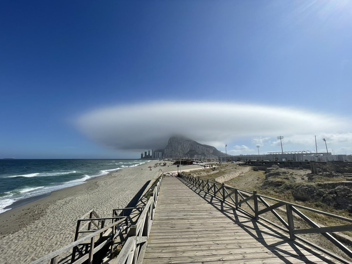 Y se coló el #levante #nube sobre #Gibraltar desde #LaLinea #meteo