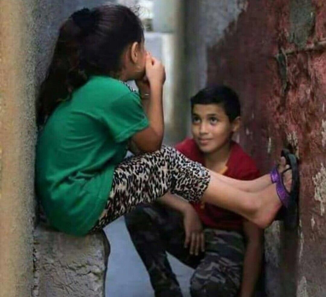 ما قلت لك يا حبيبي جلسـة وزانك
تضفي على الجو طابـع بالمحنيّة

حسبي من القول ماينطق به لسانك
سوالف الناس ماهي ذات اهميّة