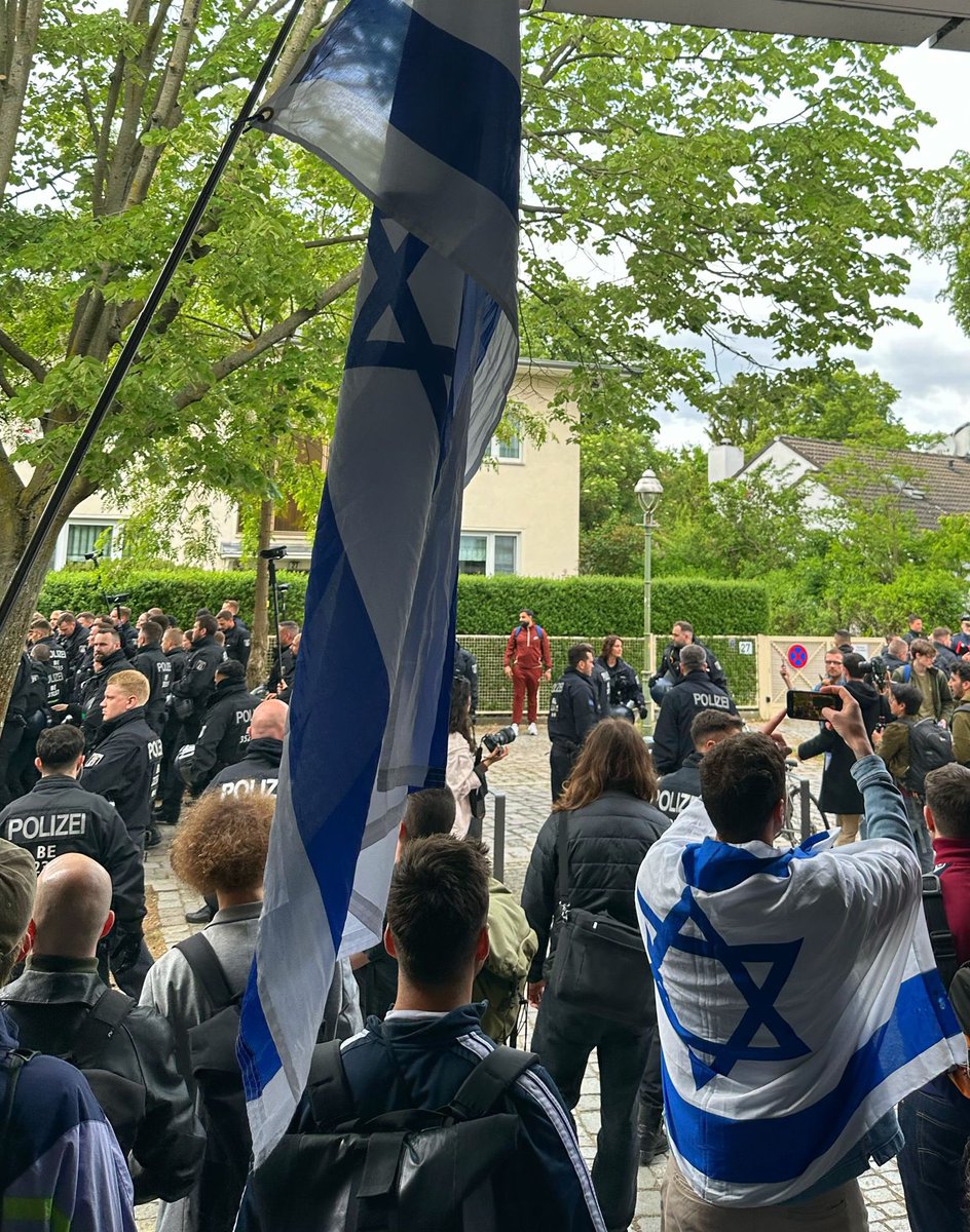 Und auch an der FU BERLIN zeigen Hunderte Menschen mit ❤️ & Verstand Einsatz gegen den judenhassenden Zombie-Mob. Keinen Fußbreit den Islamo-Faschisten! 🇩🇪💪🇮🇱