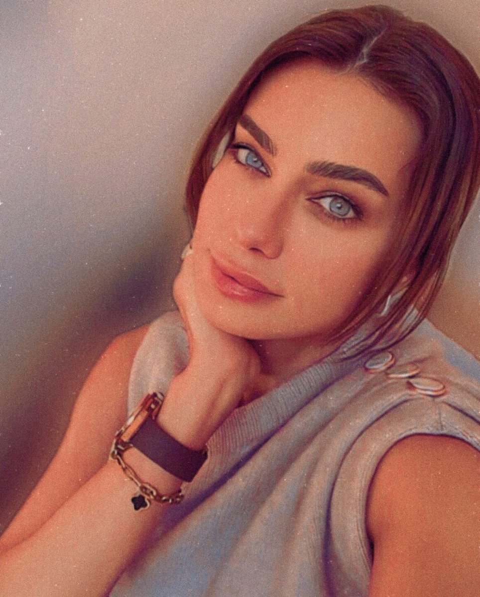 Bu gülümsemeyi görmek bize yetiyor biliyor musunuz 🥹, bizi başka bir dünyaya, güzel bir dünyaya götürdüğü belli 🌎🫰🏻♥️ #AÇB ❤️‍🩹 <a href="/cigdembaturs/">cigdembatur</a> ♥️