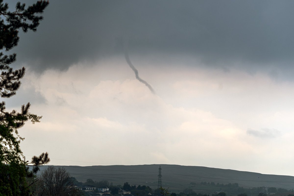 I think I just witnessed a funnel cloud over #Tredegar. @DerekTheWeather @Ruth_ITV