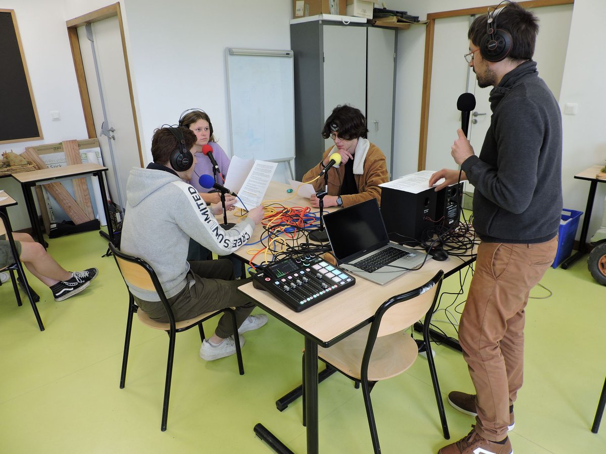 Atelier d'éducation aux médias avec 3 journalistes @SylvainErnault , Julie Lallouët-Geffroy et Gwenvaël Delanoé de @Splannenquetes, média d’investigation en ligne, créé en février 2021. Matinée ateliers autour du journalisme et après-midi ciné-débat avec le film Les algues vertes