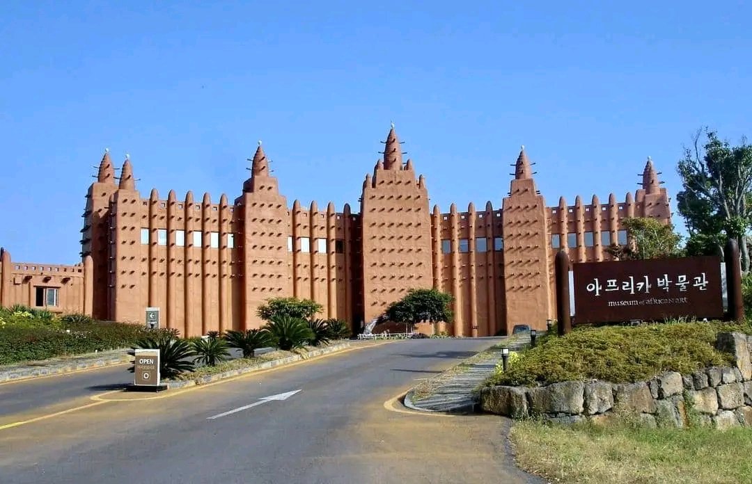 📸 Musée d'Art Africain en Corée : Le bâtiment est une réproduction de la  Grande Mosquée de Djenné au Mali .