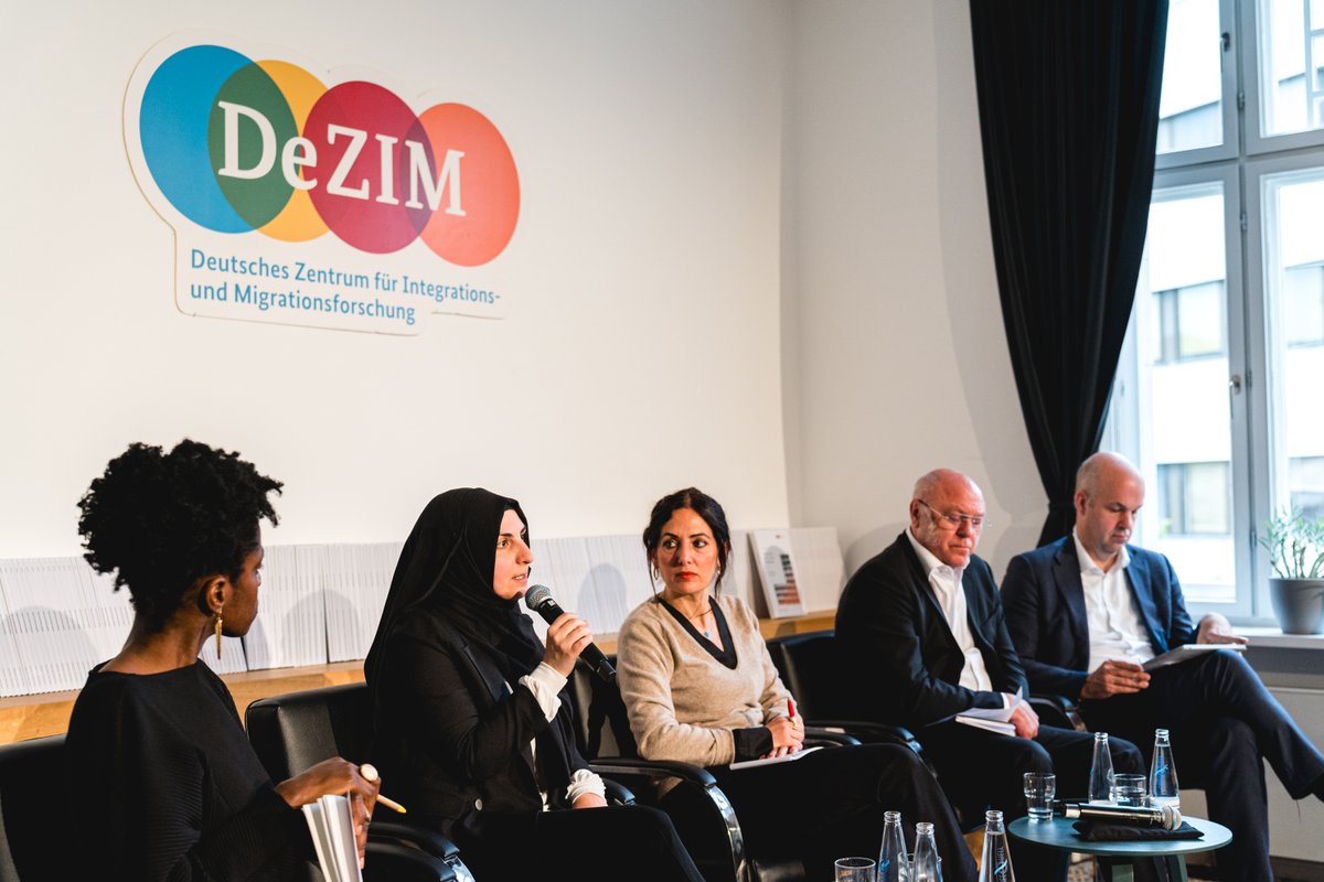 Der neue #NaDiRa-Bericht wurde im DeZIM exklusiv vorgestellt von Zerrin Salikutluk, kommentiert von @NaikaForoutan @MFratzscher & @UlrichSchneider. Moderiert wurde die Veranstaltung von @KMTaylorBerlin. ➡️go.dezim-institut.de/2z