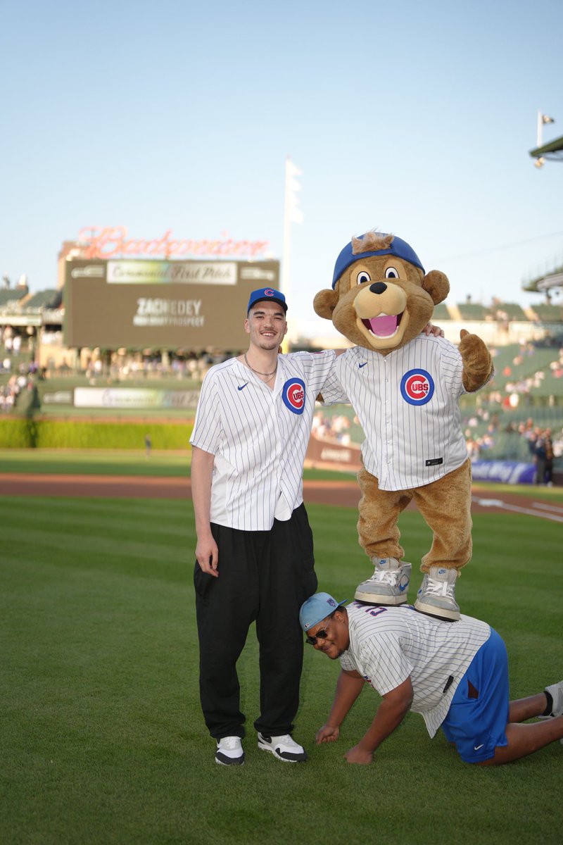 Zach Edey threw out the first pitch last night at Wrigley ⚾️ (via @Cubs)