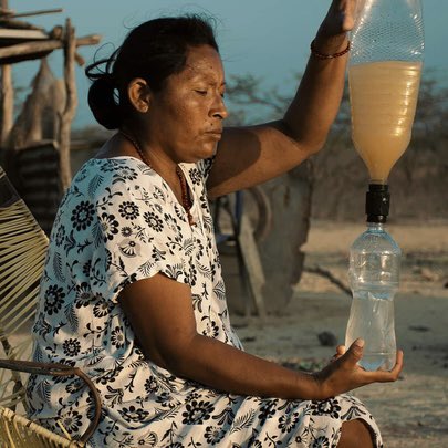 🇨🇴 En Colombie, la Croix-Rouge a créé un bouchon filtrant et biodégradable fabriqué à base d’amidon de mais ! Une solution ingénieuse pour garantir un accès à l’eau potable aux populations qui en sont privées ! 👏 📸 Croix-Rouge Colombie