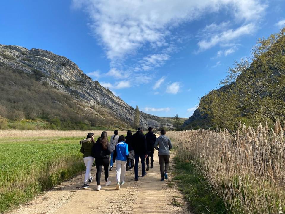 La semana pasada, en nuestro Programa Educativo, disfrutamos de una primaveral mañana con los estudiantes del IES Odra-Pisuerga de Melgar de Fernamental, explorando juntos las curiosidades geológicas que esconde el entorno de Basconcillos del Tozo. Gracias chicas sois geniales!