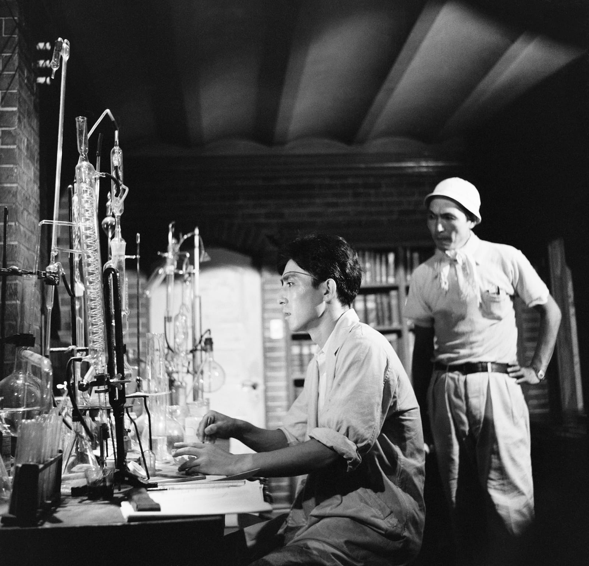 Remembering legendary Japanese filmmaker Ishiro Honda on his birthday! Here he is on the set of GODZILLA with special effects director Eiji Tsuburaya + with actor Akihiko Hirata. 🖤 🔥