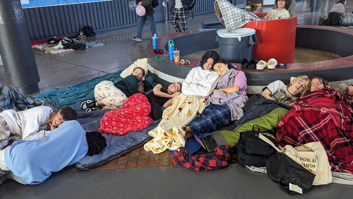 PrincipalLCHS's tweet image. Slumber Party! (and some balloons and saran wrap!) #Classof2024 #WALC