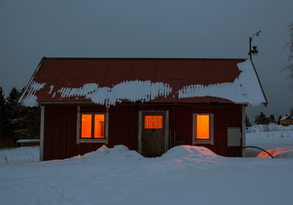 ☁️ #WWNVitsaniemi ☁️

The windows of the weather station were covered with an orange filter to exclude all external blue light while various measurements recorded conditions and changes in the artists’ bodies in a shielded environment.

Find out more 👉🏾 shorturl.at/ovGU5