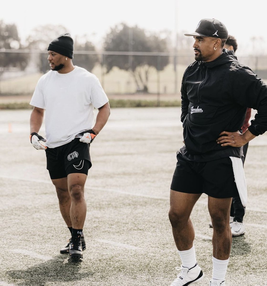 Jalen Hurts x Saquon Barkley

Both can run
Both can squat over 500 Ibs

This duo is going to be SCARY… 🔥

#FlyEaglesFly