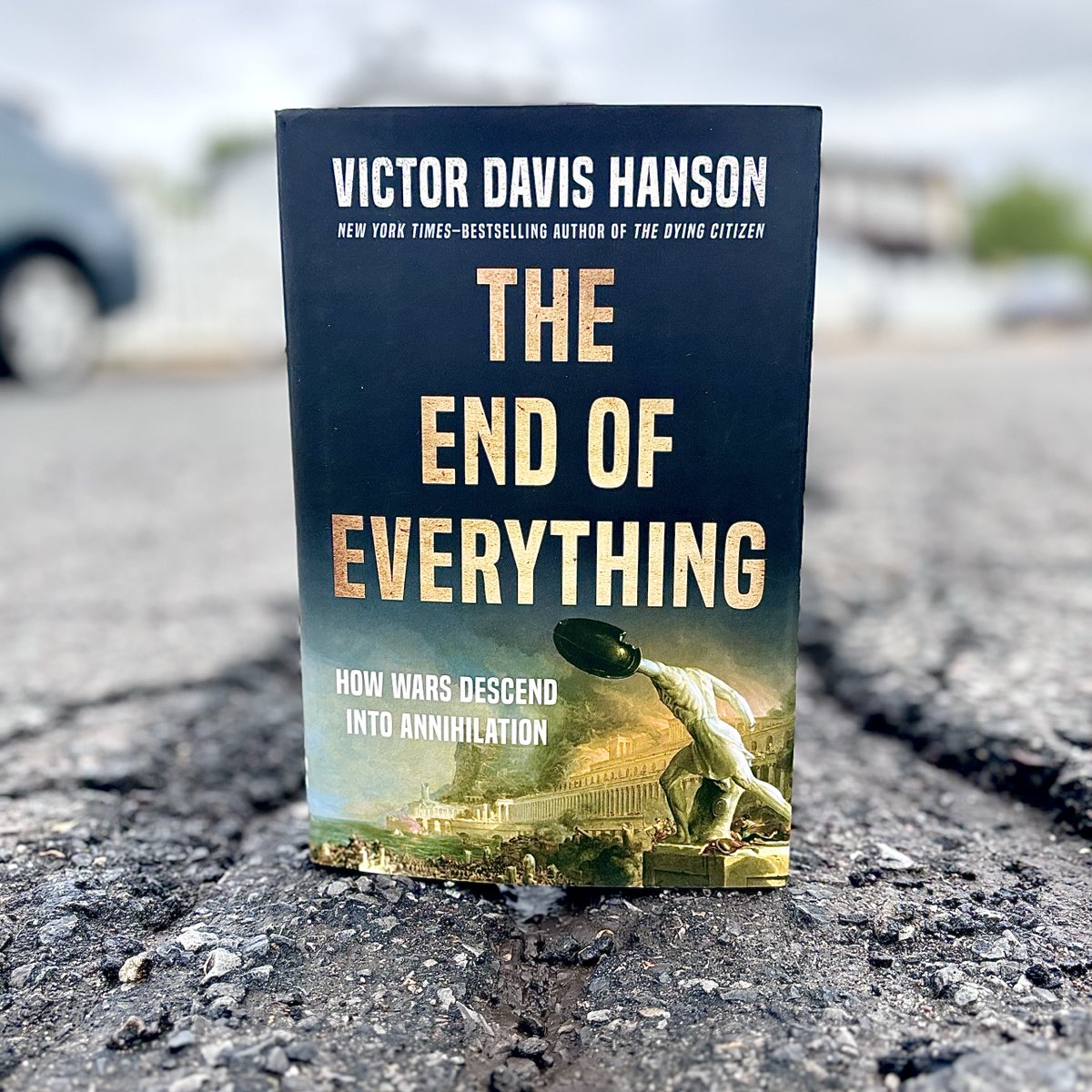 Today we celebrate the release of @VDHanson's THE END OF EVERYTHING🎉 In this “gripping account of catastrophic defeat” (@barrystrauss), a @nytimes–bestselling historian warns that wars of obliteration are possible in our time Grab your copy: bit.ly/4ayD9Uq