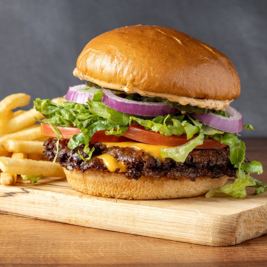 New to our Woodbury Market is The Burger Bar by Kowalski’s, featuring our Certified Akaushi Smashburger made with 85/15 lean ground beef (or local turkey). Make it a single or a double, and add fries to make it a meal! The Burger Bar is open daily from 11 a.m. to 7 p.m. 🍔
