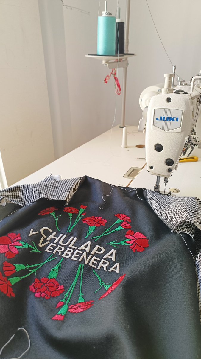 Unsereno's tweet image. En ocasiones me cuelo en los talleres de las modistas madrileñas. 

En Carmen 17 están en plena campaña de #chulapeo.