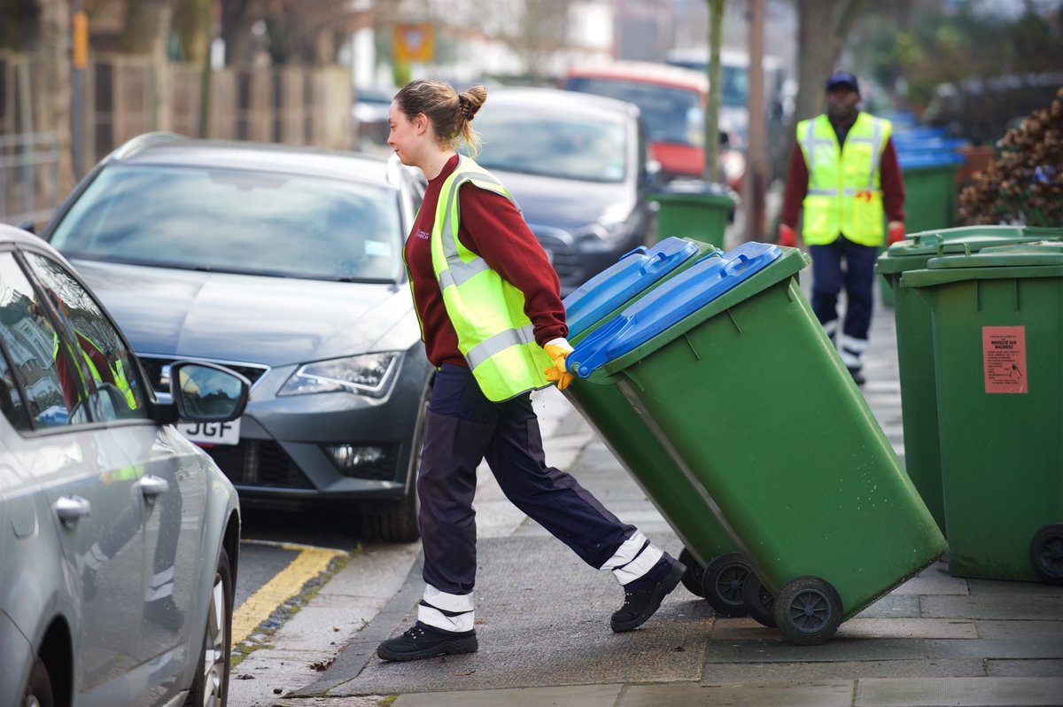 Reminder 📣 Your bin collection days may change this week following the bank holiday 😎 📅 Check your collection day 👇 Royalgreenwich.gov.uk/bank-holiday-c…