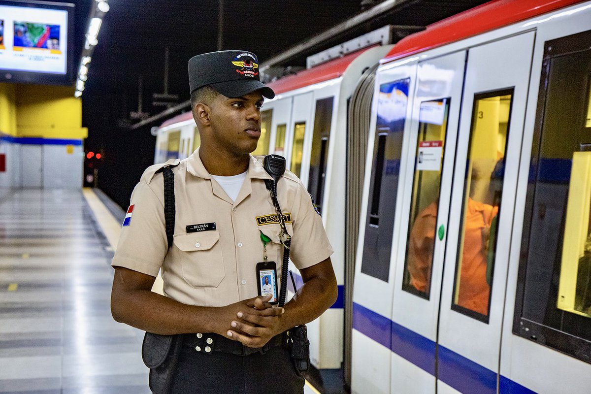 Siempre dispuestos a garantizar la integridad y seguridad de nuestros usuarios. 🫱🏼‍🫲🏾 Recuerda respetar siempre las medidas de seguridad dentro del Metro y Teleférico de Santo Domingo. 

#CuidamosDeTi