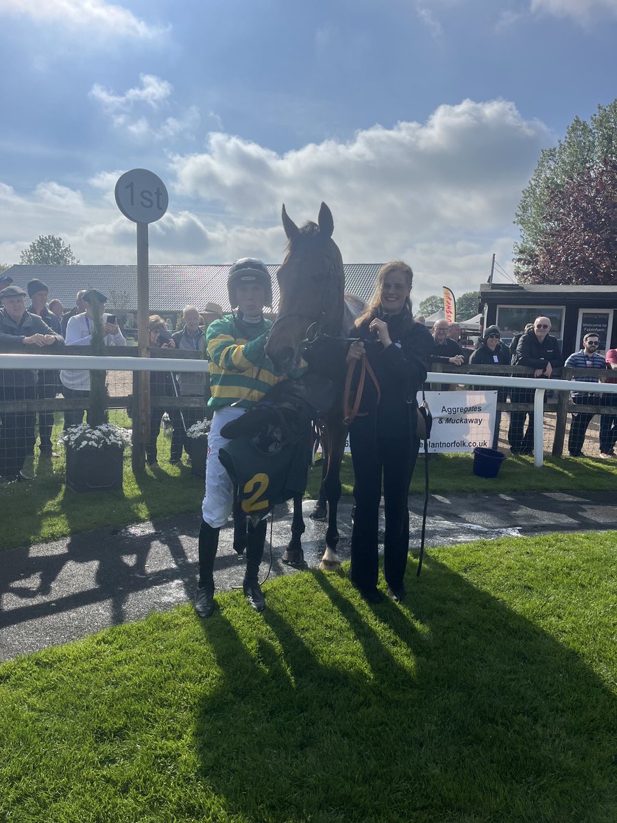 Soir De Gala wins well @FakenhamRC to bring a double up for team under @CobdenHarry. Congratulations to his owner JP McManus and well done to Alice who rides him everyday and led him up. #2