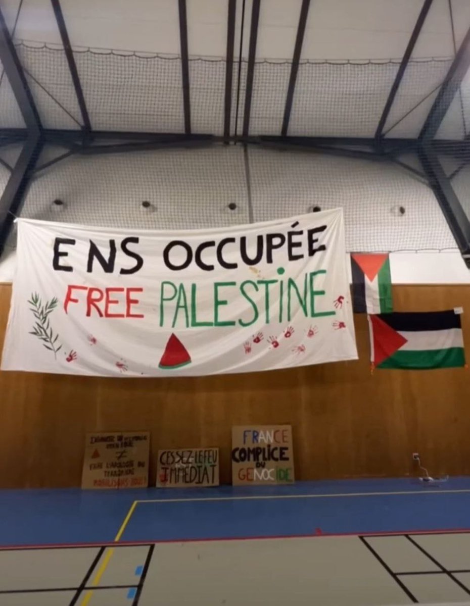 LFIRhone's tweet photo. Nous sommes venu·es aujourd'hui apporter notre soutien à l'occupation des étudiant·es de l'ENS.

Rendez-vous à 19h place Louis Pradel contre l'invasion à Rafah 🇵🇸 https://t.co/c1ScBBYMEy