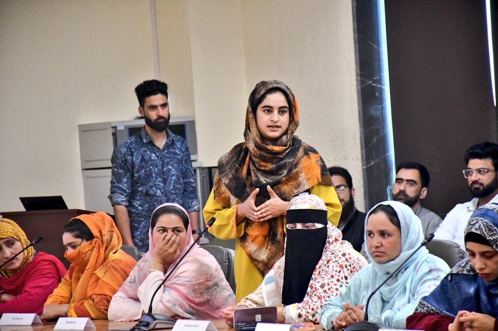 NCW Chairperson Ms @sharmarekha today inaugurated a 5-day long workshop for 40 SHG members(skilled in handicrafts & handloom)of JKRLM at NIFT Srinagar.The workshop has been designed to help the women artisans establish high end business ventures matching the trend. @listenshahid