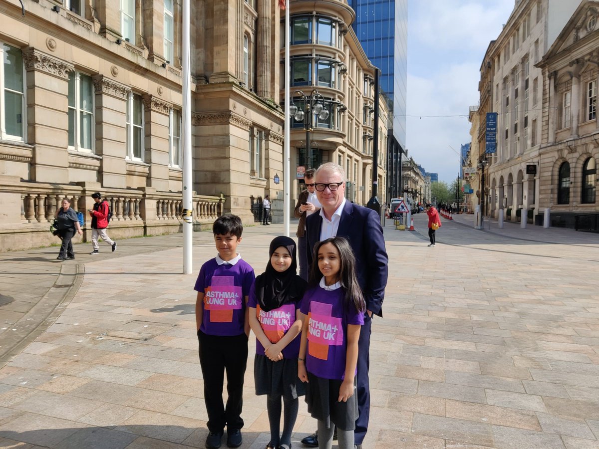 Today, we've been in Birmingham to mark #WorldAsthmaDay. Over 300,000 people live with asthma in the West Midlands, 45,000 of these are children. We met with newly elected West Mids Mayor, @RichParkerLab to make sure a region with cleaner air is made a priority from day one.