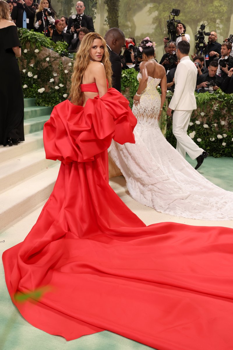 GlamourMex's tweet photo. ¡Insuperable el look de #Shakira en la #MetGala! Revive los mejores momentos de la elegante noche aquí: https://t.co/e7A0nqPBzp 📸 https://t.co/5j6UWJ9MLh
