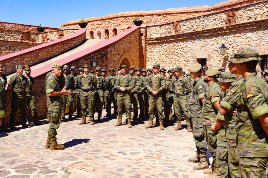 El Cte Gral de #Melilla, D. Luis Saez Rocandio, da la bienvenida a los nuevos soldados tras finalizar la fase de Formación Militar Específica del 2° ciclo de 2023, incorporándose al #GREG52, #Tercio #GranCapitán I de #LaLegión, #RC10, #RAMIX32, #RING8 y #BCG. Vía: @COMGEMEL_ET.