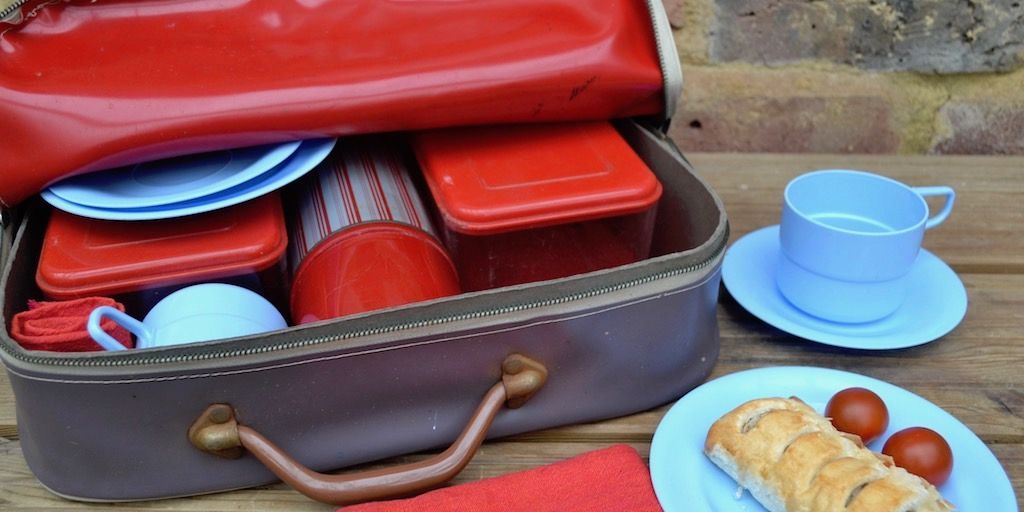 Fab little #vintage #60s picnic set for two. bit.ly/1QKRoUE 

#teafortwo #outdoors #picnictime