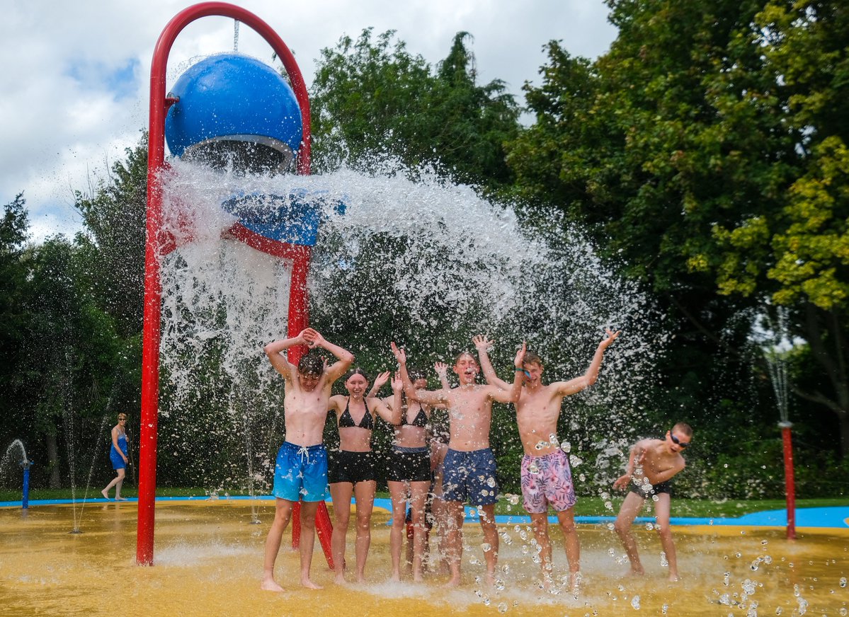 Grab your goggles and make a splash at Northcroft Lido this week! We’re excited to be running family sessions so that people can enjoy not only our amazing outdoor pool, but the flumes and splash pad too! Bring on the summer fun and book your place now: everyoneactive.com/centre/northcr…
