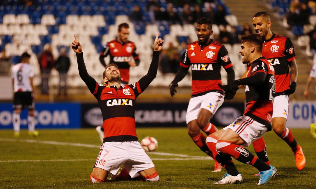 Palestino 2x5 C.R. Flamengo 

Éverton Ribeiro ergue as mãos aos céus para comemorar seu primeiro gol com o Manto sagrado.

05/07/2017