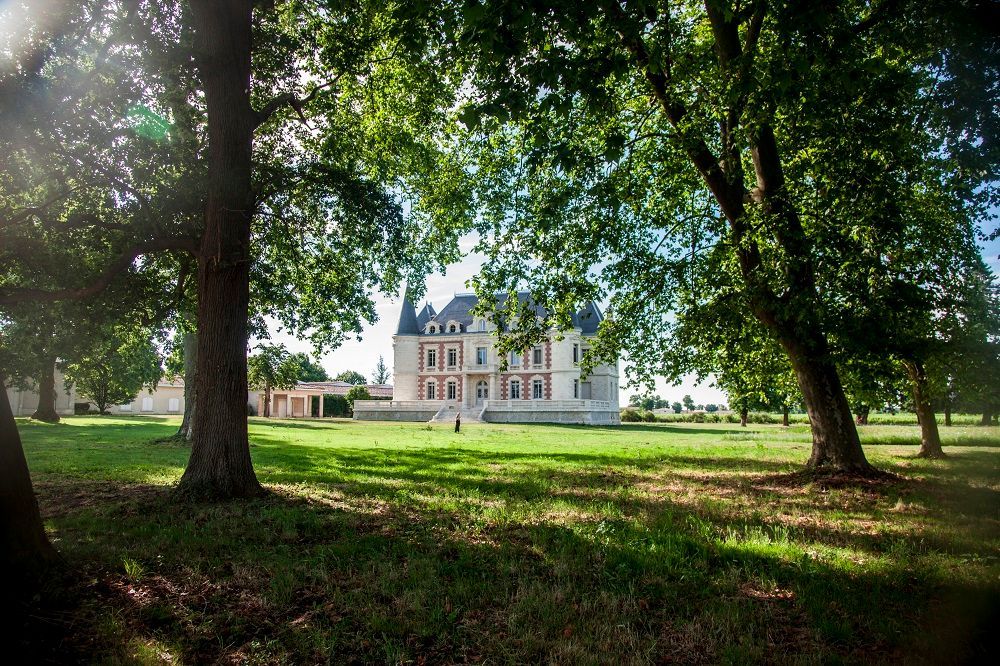 𝗖𝗛𝗔𝗧𝗘𝗔𝗨 🏰 Venez découvrir notre bâtisse du 19ème siècle blottie dans son parc aux arbres centenaires.

#vin #bordeaux #medoc #visite #chateau #wine #castle #winetour #vigne #vignoble 
@CrusBourgeois @medoc_hautmedoc @VinsdeBordeaux @medoc_wines @Tweetpulpe