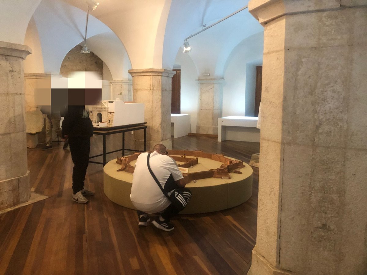 Nuestros alumnos del Centro Penitenciario han visitado en Olivenza, el Museo de papel donde han realizado un taller y el Museo etnográfico.
Después, se han dirigido hacia la Playa de Cheles para compartir una pequeña ruta y comida con profesores y personal de CP. ¡Ha sido genial!