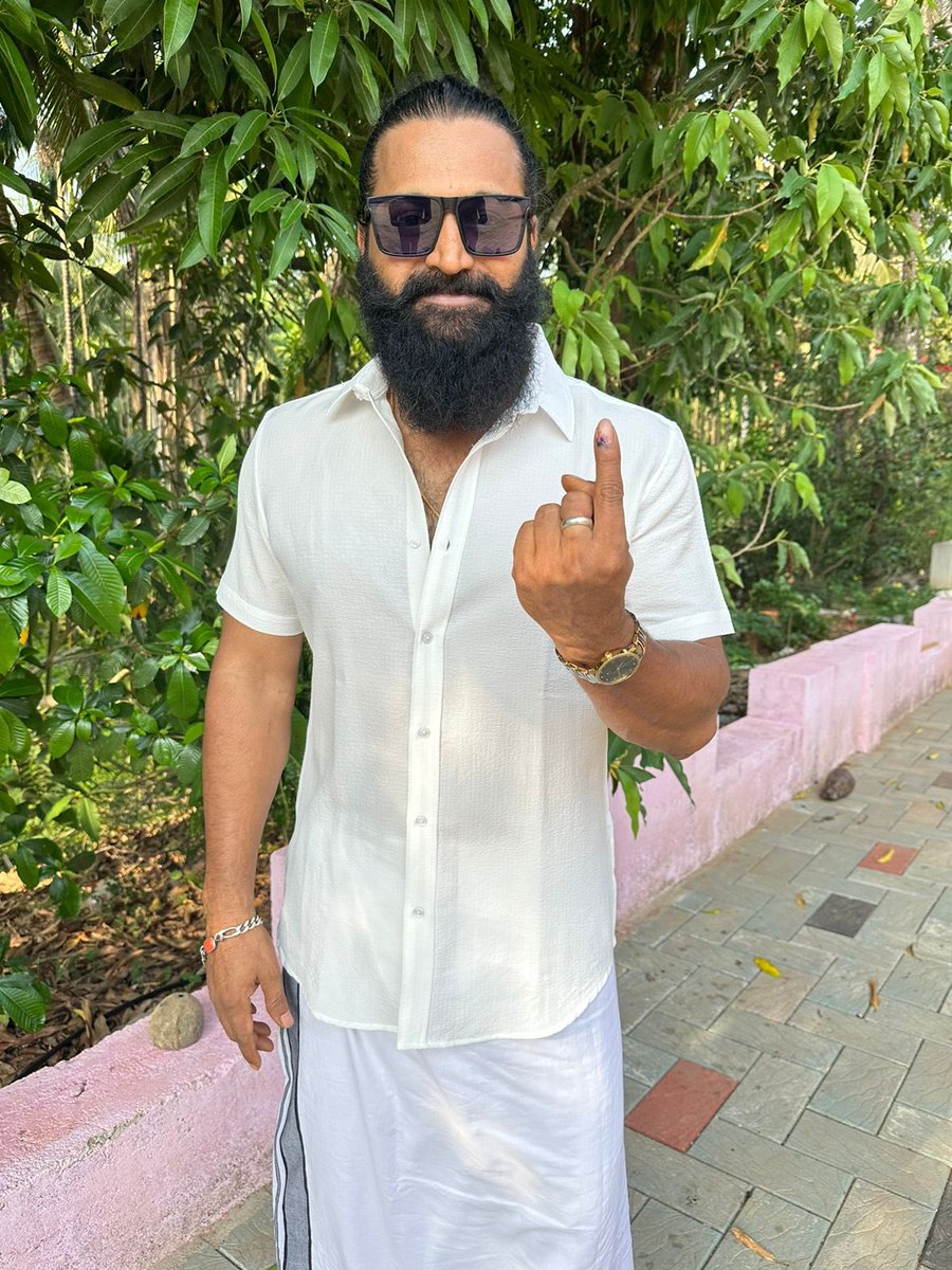 #RishabShetty cast his vote for the #LokSabha elections. See picture:

 #Elections2024 #Sandalwood #KFI
