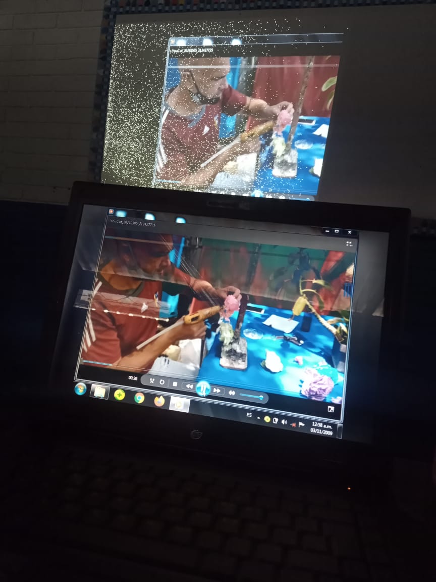 Los estudiantes de 6to "A" realizan la Cruz de Mayo orientados  por los doc de Cultura. Es importante resaltar que La Cruz de Mayo es una festividad que tiene un profundo significado religioso y simbólico, recordando el sacrificio de Jesús y su victoria sobre la muerte.