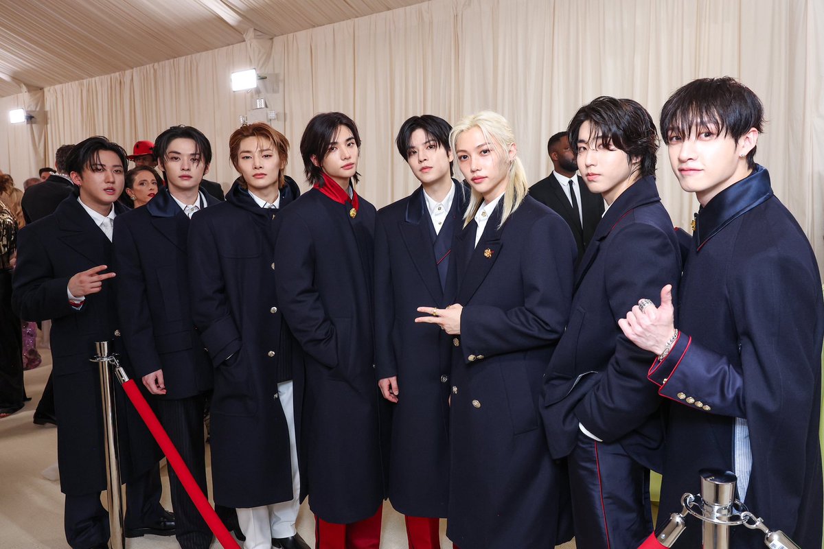 📰| Artículo de AP News donde se menciona varias celebridades que asisten al Met Gala ya hace varios años, como también los que asisten por primera vez, entre ellos Stray Kids.
Mencionaron qu estaban nerviosos al principio, luego empezaron a entablar conversación con Chris…