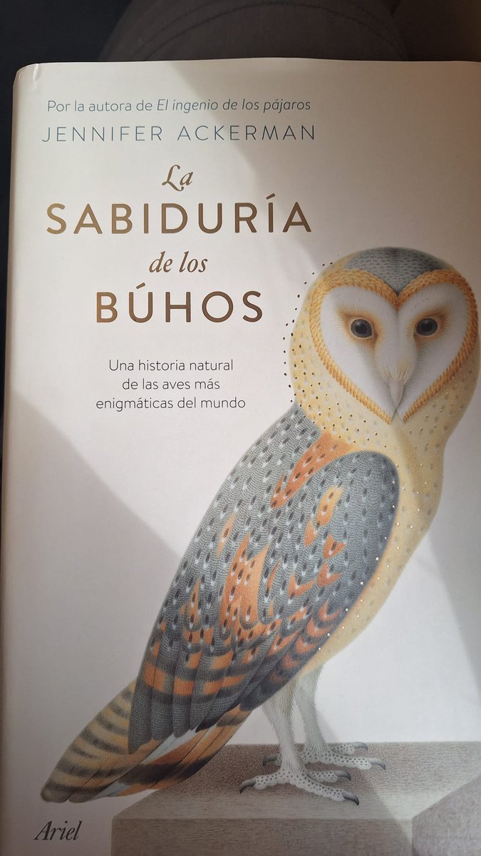 Gran libro de @EditorialAriel. Posiblemente el mejor libro sobre búhos en castellano que sea accesible para todos los públicos. Cubre cualquier aspecto de estas aves, con ejemplos de investigaciones de todo el mundo. Dan ganas de estudiarlas a fondo tras la lectura.