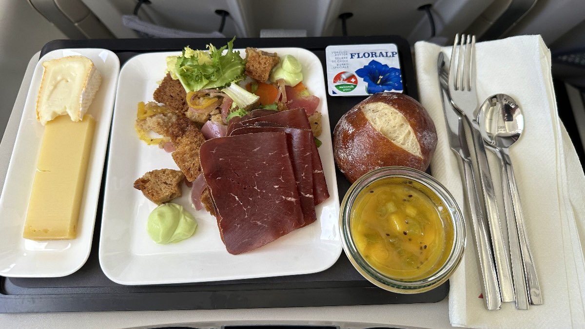 [Récit de vol] Un vol presque parfait en tout point sur @FlySWISS en Business à bord d’un @Airbus #A220-100 entre @zrh_airport 🇨🇭 et Rome 🇮🇹 : Cabine très réussie, service impeccable de l’équipage, repas très bon. ✈️ flight-report.com/fr/report/6704…