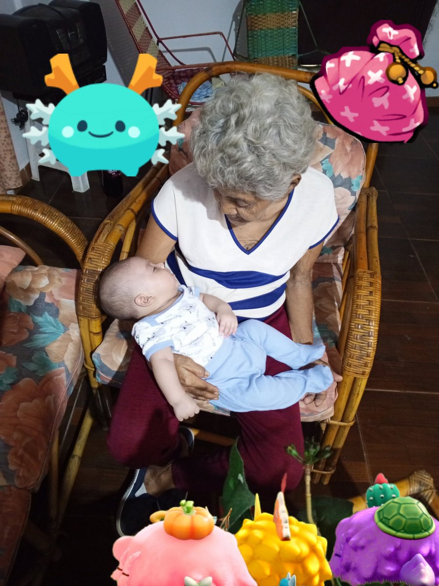 G.A. Mi bb con su bisabuelita.👶🏻🧓 Esta fotografía me gusta mucho por que captura la belleza de la vida en su máximo esplendor. ❤️ Por un lado la inocencia y la vitalidad de mi bb👶🏻 de dos meses, y por otro lado la experiencia y la sabiduría de mi abuela.🧓 Es un recordatorio…