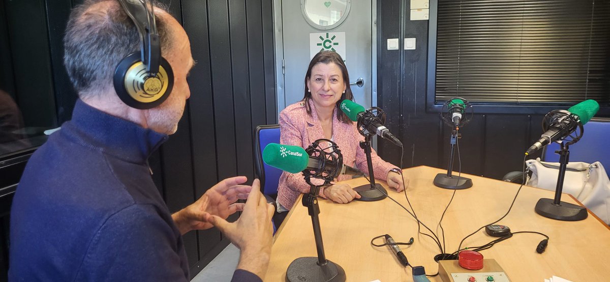 #DiaMundialdelAsma Nuestra jefa de servicio de Neumología, Concha Morales, hoy en los estudios de @canalsurgranada para explicar de forma divulgativa cómo actuar ante esta enfermedad crónica. 🔝La importancia de acercar a la ciudadanía educación sanitaria.