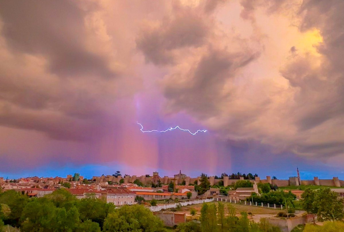 ⚡Mayo es un mes muy dinámico en la meteorológica con días fríos y lluviosos, otros cálidos y otros con tormentas. Estás últimas suelen ser las protagonistas. 😌📣Amantes de las tormentas muy pronto, volverán las tormentas para dejarnos estos paisajes. ¿Ganas? @VentanasDelCiel