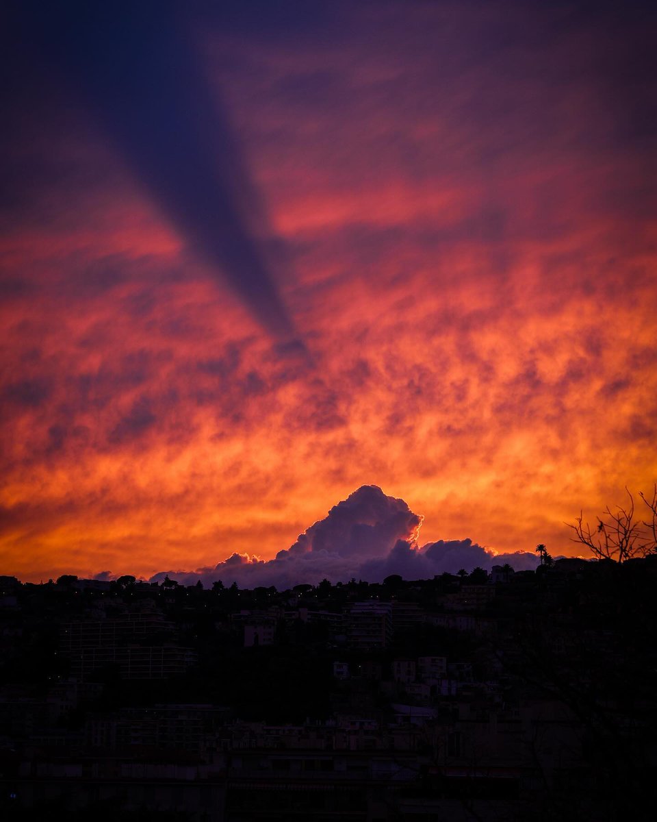 Les couchers de soleil de Nice prennent vie à travers l'objectif de Lauriane Sandrini ☀️ Bonne soirée à tous ! 😎 📍@exploreNCA 📸 laurianesandrini (IG) #CotedAzurFrance #Departement06 @AlpesMaritimes
