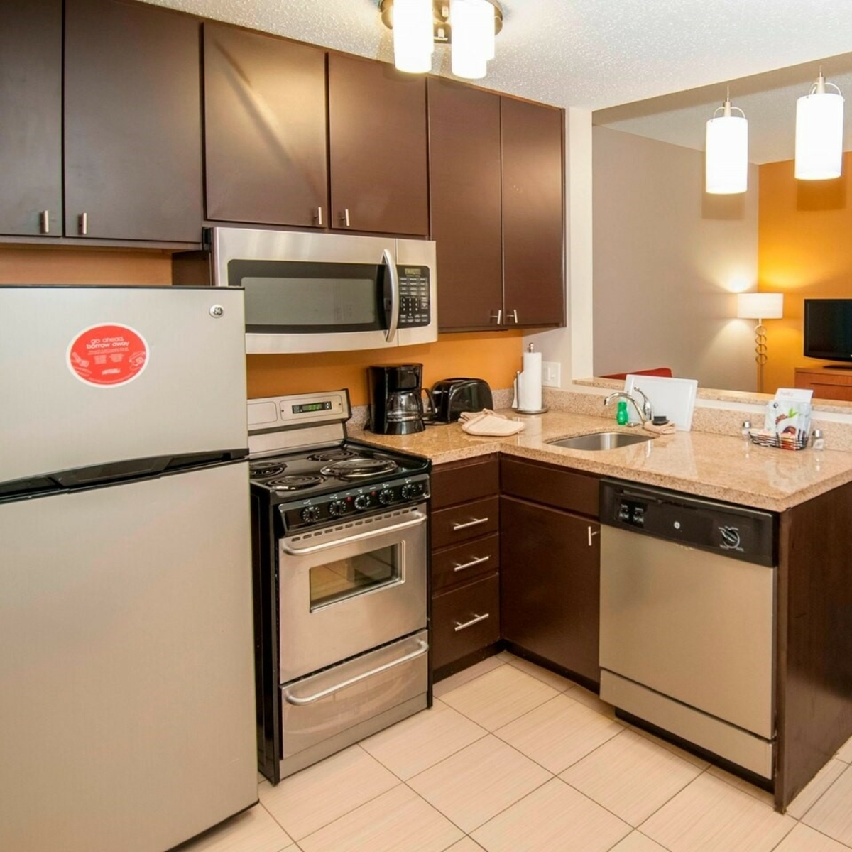 TPSBatonRouge's tweet image. All of our suites come equipped with a #fullkitchen! Feel free to plan a #cozyevening in and cook up a delicious #homecookedmeal using the full-size fridge, microwave, and oven. Cleaning up is a breeze with the dishwasher provided! bit.ly/3gdqUmf