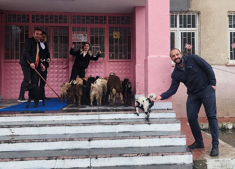 İnsan olabilmenin yolu yaratılmış her şeye sevgi ve merhamet duyabilmektir. 

#Hakkâri’de tipiye yakalanan, donma tehlikesiyle karşı karşıya kalan kuzulara sahip çıkarak okullarına taşıyan öğretmenlerimiz ve antrenörlerimiz; sizler gerçek birer kahramansınız. 

İyi ki varsınız!