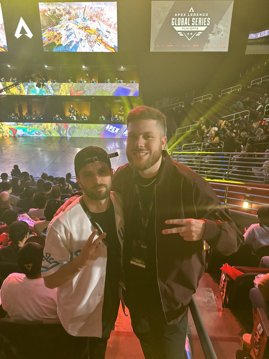 I love Jhawk. What a guy. Took forever for me to finally get a pic with him bc he kept saying I was baiting people into thinking he didn’t like some NA team? Idk what that was about In all seriousness, J is the man. Has helped me so much. Someone I consider a good, good friend