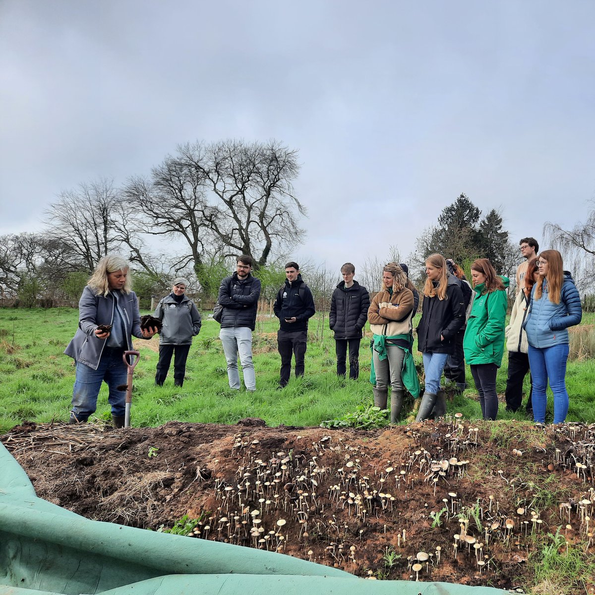 Are you aged 18-30 and looking for volunteering experience in the New Forest? We want to build more opportunities around you! 

Please answer this quick poll by 21 May to give us an idea of how best to do that!

newforestnpa.gov.uk/18-30-voluntee… 
#YouCAN #volunteering