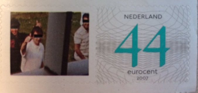 In 2007 heeft #MartinKok een postzegel laten drukken met de beeltenis van Willem #Holleeder
In het midden met de duim omhoog
