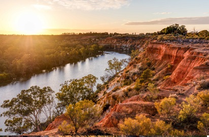 Covering an easy (mostly flat) 25 miles in 4 days, the #MurrayRiver Walk in #SouthAustralia offers a unique mix of hiking and river cruising (about the houseboat #HighRiver).
 
Matt@DreamsByDesignTravel.com
#AussieSpecialist
 
📷AussieSpecialist.com