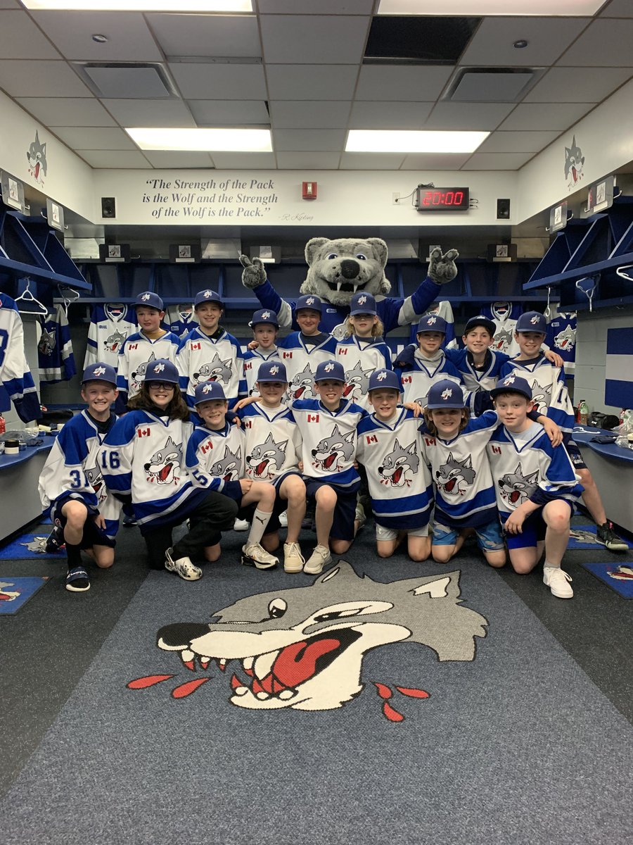 Getting some early scouting reports on the 2029 draft class 📝 The @SMHANews U12AAA team got to sign their player cards here at the Den! Congratulations everyone 👏 #HowlYeah