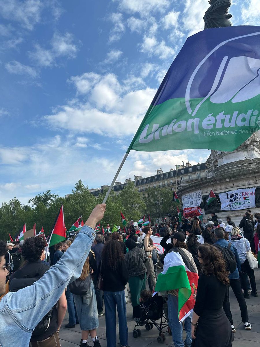 🕊️ Grande mobilisation pour la paix, en soutien à Rafah, ce soir à Paris ! L'Union étudiante est présente au rassemblement à République pour exiger un cessez-le-feu immédiat. Stop au génocide ! #AllEyesOnRafah