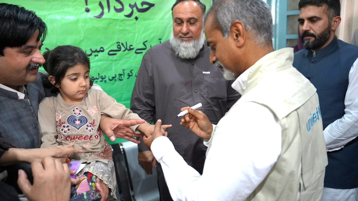 A high-level GPEI delegation met leaders and officials of the 🇵🇰Pakistan government and underscored the urgency for sustained political commitment and innovative actions to reach children missing out on vaccines to #EndPolio in Pakistan. 👉polioeradication.org/news-post/high…